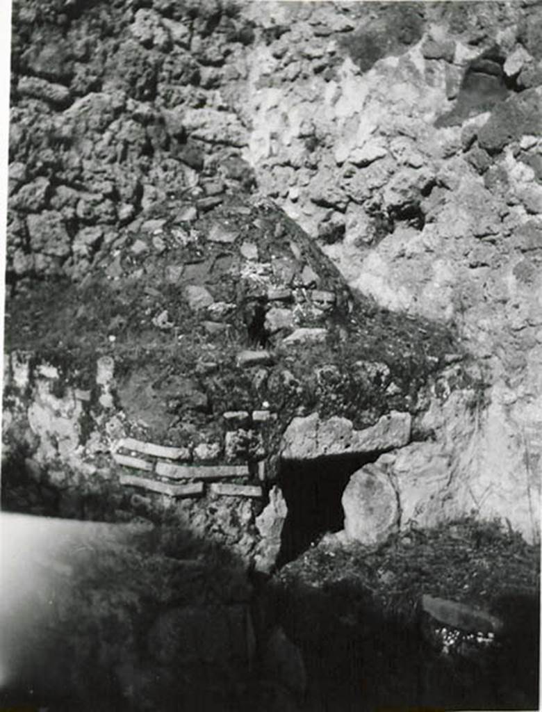 I.2.28 Pompeii. 1935 photo taken by Tatiana Warscher described as Il forno nella cucina k. 
(translation: Oven in kitchen area, k).
See Warscher T., 1935. Codex Topographicus Pompeianus: Regio I.2. (no.58), Rome: DAIR, whose copyright it remains.
