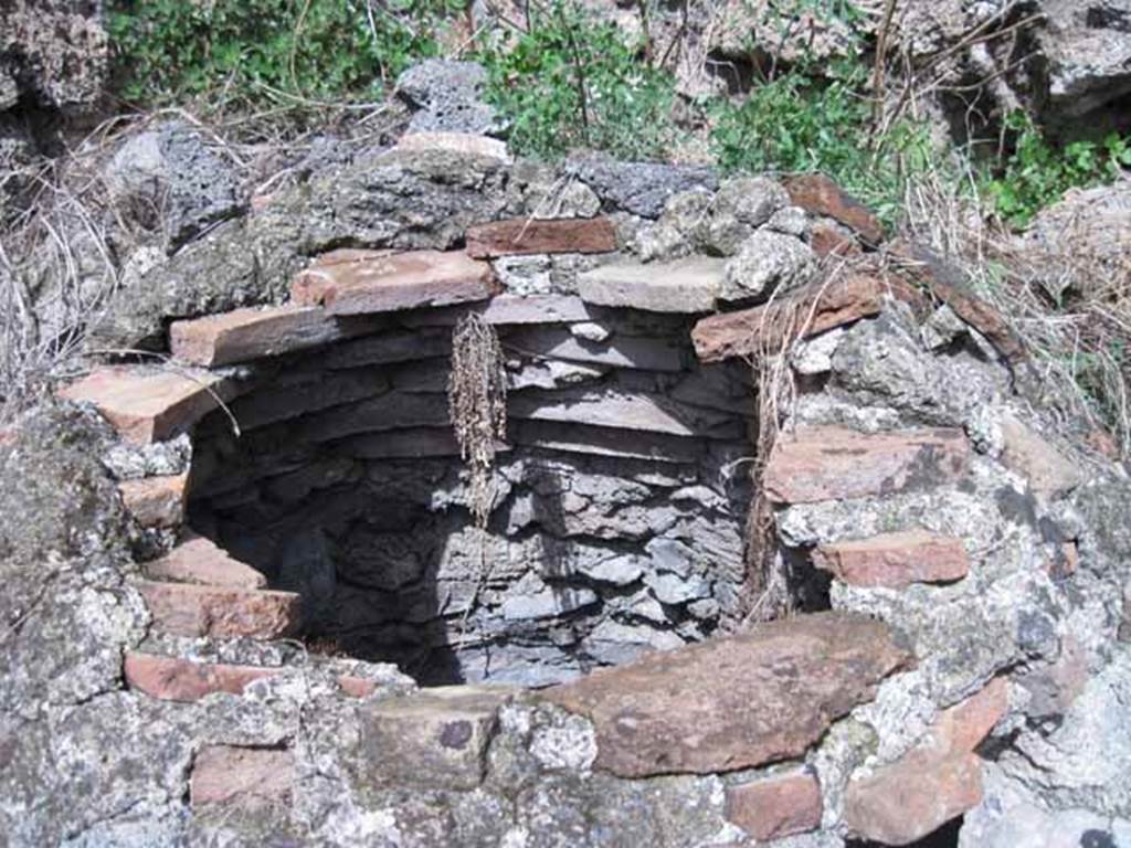 I.2.28 Pompeii. September 2010. Detail of oven dome. Photo courtesy of Drew Baker.