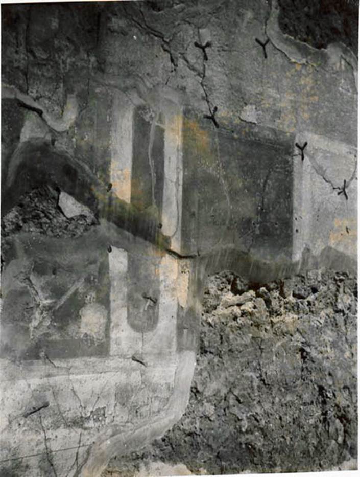 I.2.28 Pompeii. North wall of triclinium. 1935 photo taken by Tatiana Warscher, described as I resti della decorazione della parete nord. (translation: The remains of the decoration from the north wall.
See Warscher T., 1935. Codex Topographicus Pompeianus: Regio I.2. (no.60), Rome: DAIR, whose copyright it remains.
Warscher quoting Bull. Inst. 1873, p. 244, described  Un paesaggio pure era dipinto sul muro dirimpetto, ma vi si riconosce soltanto un tempietto ed una parte del cielo.
(translation: A landscape was still painted on the wall opposite, but there only can only recognise a temple and a part of the sky.)
