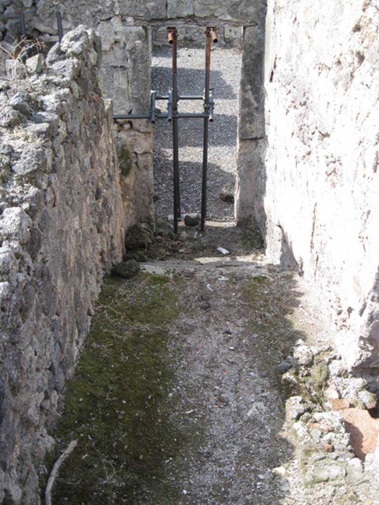 I.3.3 Pompeii. September 2010. Looking west from top of steps towards the atrium. Photo courtesy of Drew Baker.