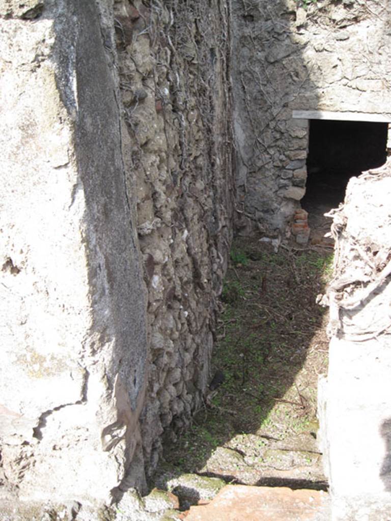 I.3.3 Pompeii. September 2010. Looking north from top of steps on landing, leading down to square area in subterranean level. Photo courtesy of Drew Baker.