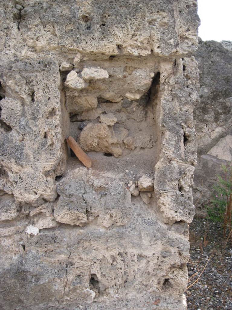 I.3.3 Pompeii. September 2010.  Detail of niche on left hand side of doorway to cubiculum, in south wall of atrium.  Looking south. Photo courtesy of Drew Baker.
