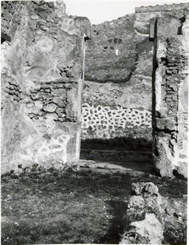 I.3.23 Pompeii. 1935 photograph taken by Tatiana Warscher. Looking north towards interior of entrance doorway, taken from the atrium.
See Warscher, T, 1935: Codex Topographicus Pompejanus, Regio I, 3: (no.40), Rome, DAIR, whose copyright it remains.