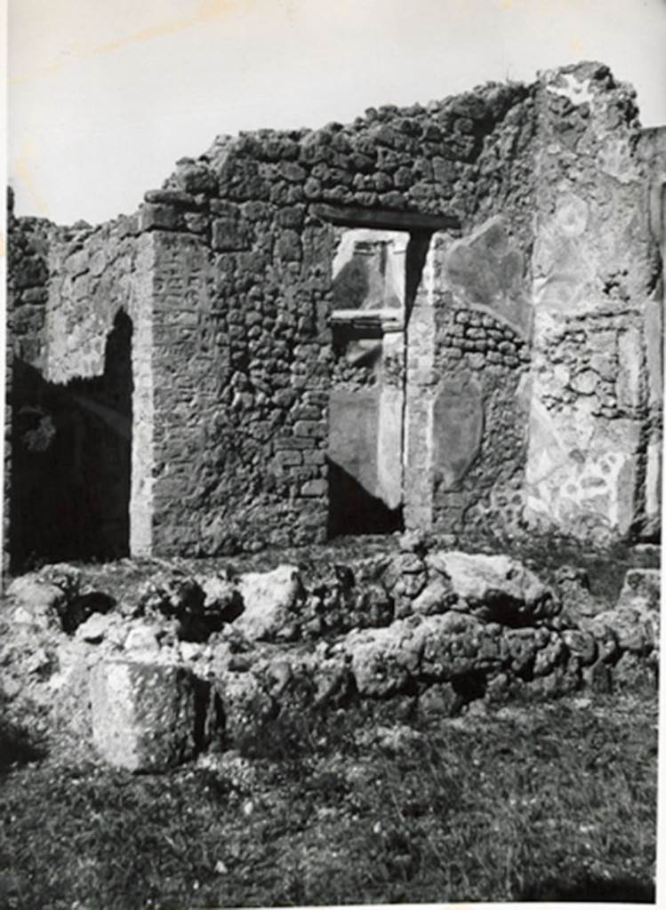 I.3.23 Pompeii. 1935 photograph taken by Tatiana Warscher. According to Warscher,
“Il bordo dell’impluvio è rialzato. Noi possiamo supporre che l’impluvio servi al qualche scopo pratico, cioè per lavare”.
See Warscher, T, 1935: Codex Topographicus Pompejanus, Regio I, 3: (no.41a), Rome, DAIR, whose copyright it remains.
(translation: “The edge of the impluvium was raised. We can assume that the impluvium served some practical purpose, i.e. for washing.”)