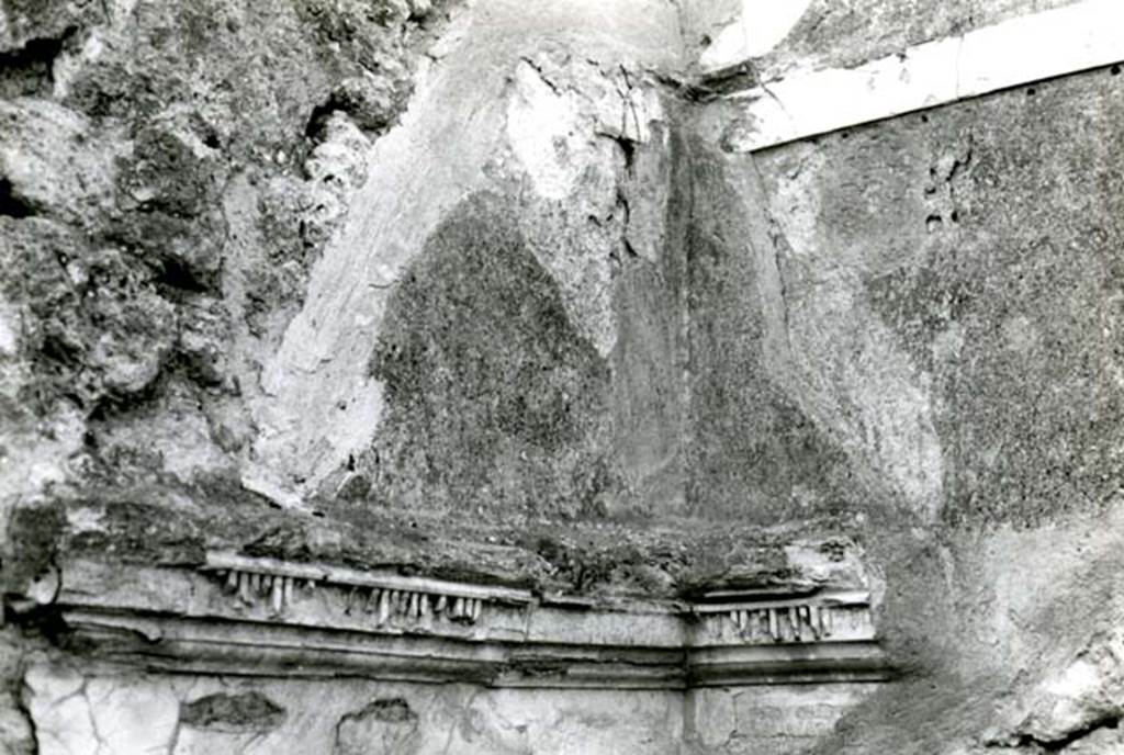 I.3.23 Pompeii. 1968. House, first room, left of atrium (b), NW corners, upper zone.
A small portion of the remaining white wall and stucco cornice. Photo courtesy of Anne Laidlaw.
American Academy in Rome, Photographic Archive. Laidlaw collection _P_68_8_19.