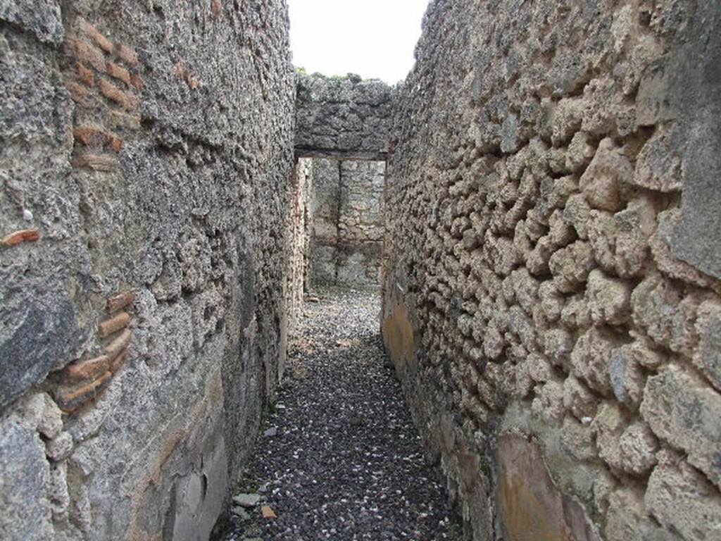 I.3.24 Pompeii. December 2006. Corridor from atrium to garden area. According to Bull. Inst.,
“Passando di là al peristilio, a sinistra trovansi due, a destra una camera, tutte e tre rivestite di stucco a colore giallo con bende e pilastri porporini. Delle due a mano manca quella di dietro non è priva d’un grazioso quadretto. Senovi dipinti Marte e Venere, agruppati al solito. Venere, mezza sdrajata e ripiegando in su il capo, che tocca colla mano destra, guarda il suo amoroso, che le è assiso alle spalle. Accanto sono appoggiati lo scudo, la lancia e la spada. Nel dinanzi un Amorino s’affatica di nascondere la sua testina nel vasto elmo del dio della guerra. Sovvraposto alla parete mirasi una cornice con vaga e grottesca architettura. Fra le figure donnesche dipintevi noto soltanto una Leda che tirando in su il manto, che le cuopre le gambe e la schiena, osserva il cigno che le si aggruppa al grembo.
La camera a destra offre alcuni medaglioni dipinti in maniera fina e graziosa. I soggetti sono ordinarj. Havvi un Sileno col pedum, una maschera ed una protome di Medusa.
See BdI, 1869, p.239

