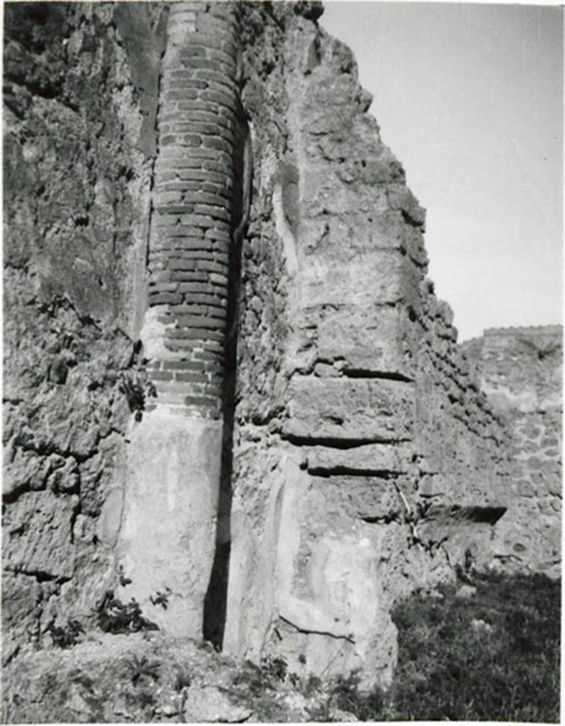 I.3.24 Pompeii. 1935 photograph taken by Tatiana Warscher. Looking north towards a half-column in the peristyle. At the rear, on the right in the triclinium (room “n”), the recess for the triclinium couch could be seen.
See Warscher, T, 1935: Codex Topographicus Pompejanus, Regio I, 3: (no.54), Rome, DAIR, whose copyright it remains.  
