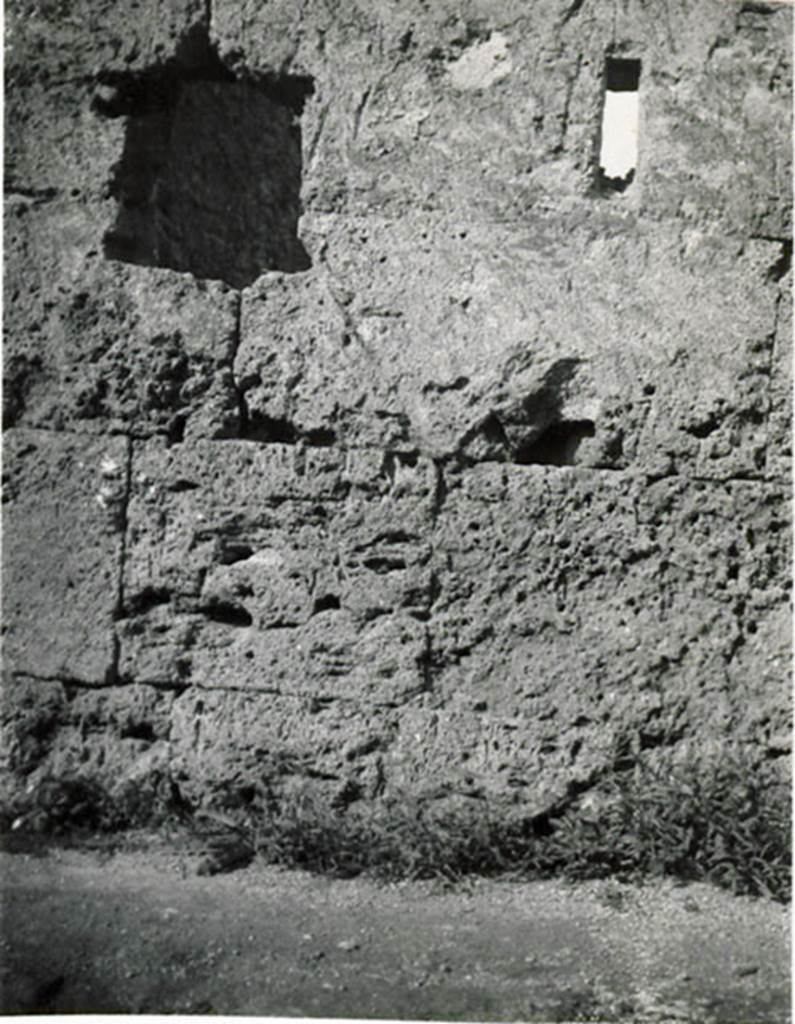 I.3.25 Pompeii. 1935 photograph taken by Tatiana Warscher. Faade of I.3.25 showing windows on north side of entrance doorway.
See Warscher, T, 1935: Codex Topographicus Pompejanus, Regio I, 3: (no.58), Rome, DAIR, whose copyright it remains.  
