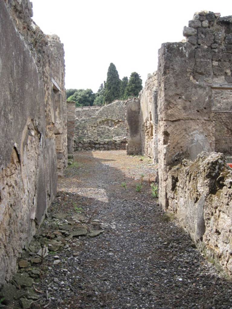 I.3.25 Pompeii. September 2010. Looking west from entrance doorway. Photo courtesy of Drew Baker.