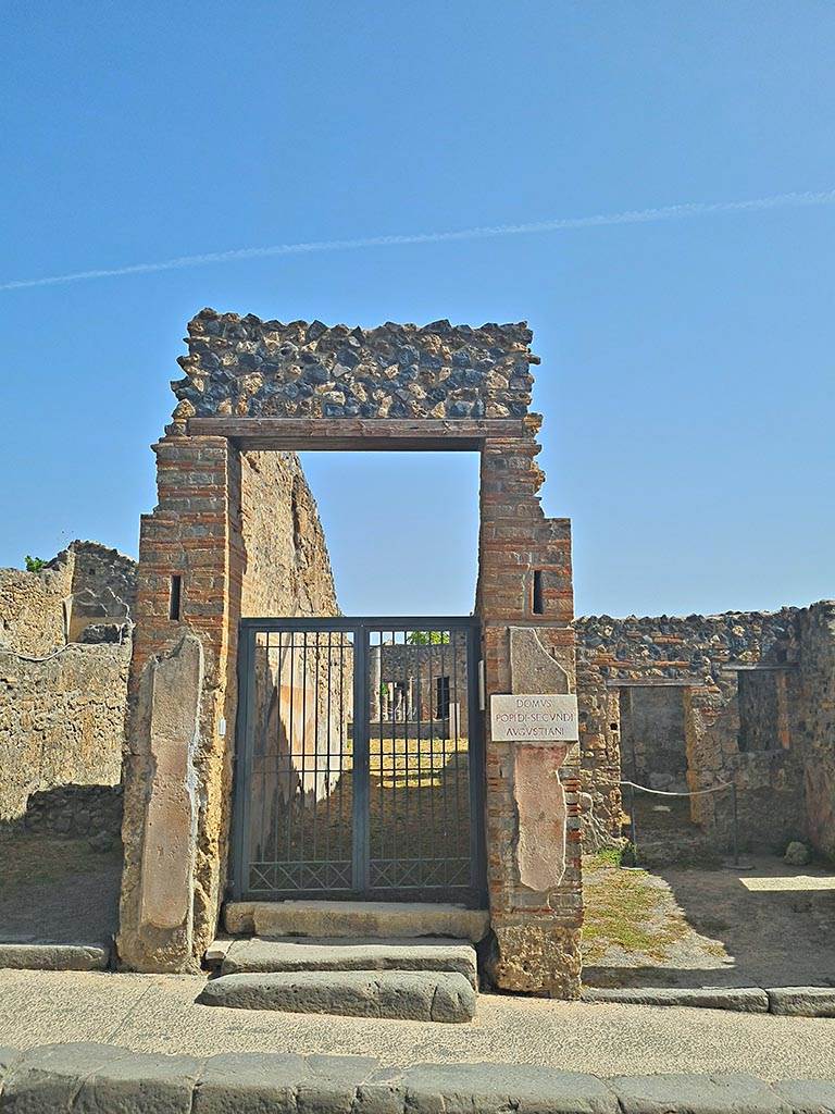 I.4.5 Pompeii. September 2024.
Looking east towards entrance doorway. Photo courtesy of Giuseppe Ciaramella.