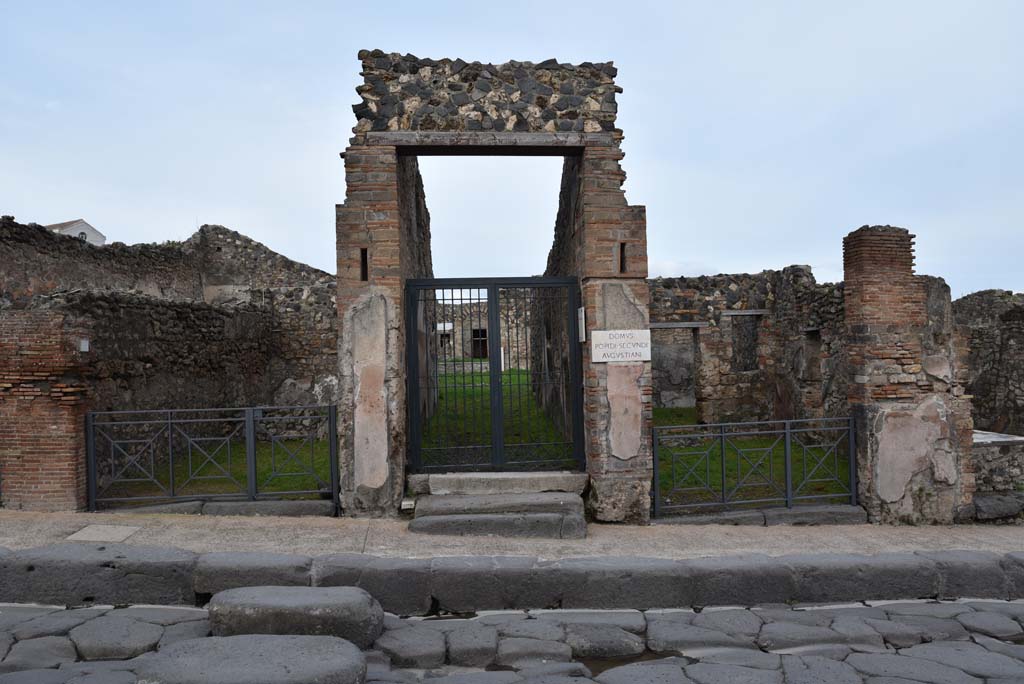 I.4.5, in centre, with I.4.6, on left, and I.4.4, on right, Pompeii. March 2018. Looking east to entrances.
Foto Tobias Busen, ERC Grant 681269 DÉCOR.