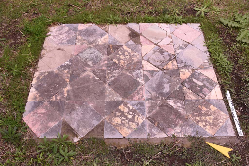 I.4.9 Pompeii. October 2019. Triclinium/oecus m, central emblema in flooring.
Foto Tobias Busen, ERC Grant 681269 DCOR.
