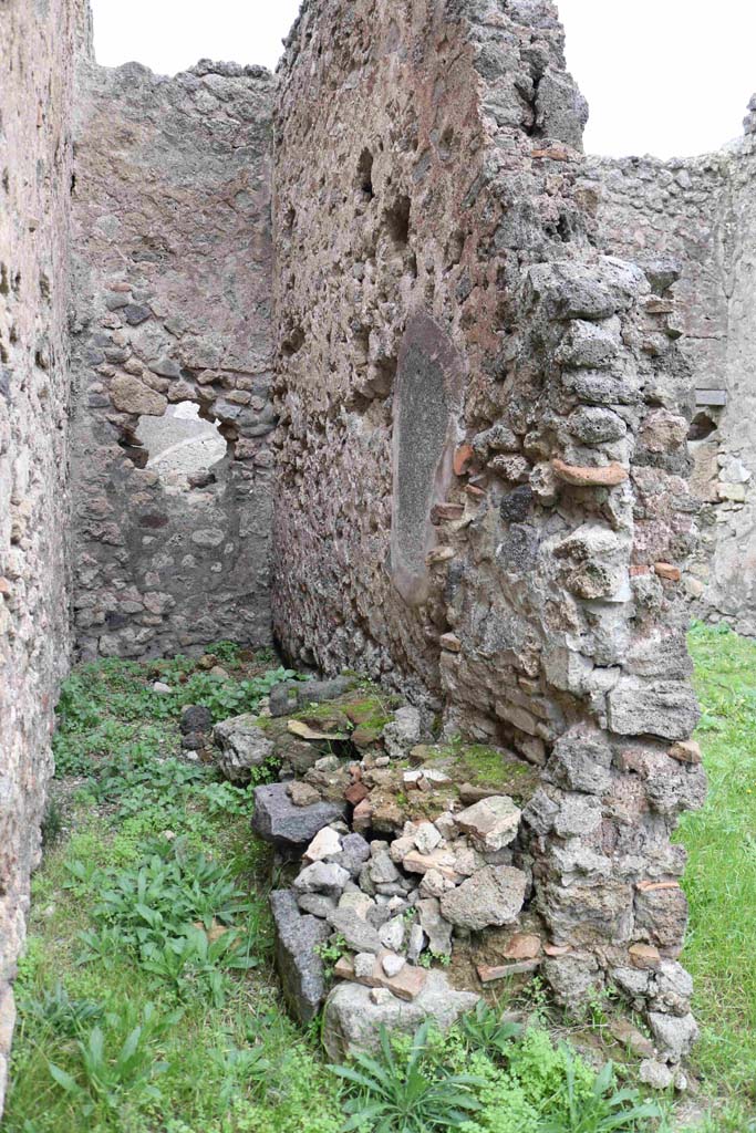I.4.11 Pompeii. December 2018. 
Latrine under site of steps to upper level. Photo courtesy of Aude Durand.
