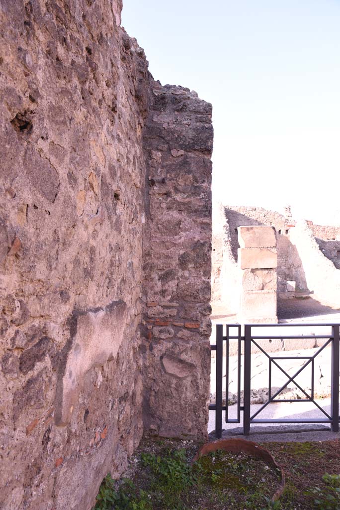 I.4.11 Pompeii. October 2019. South-west corner of bar-room, with remains of buried urn/dolia.
Foto Tobias Busen, ERC Grant 681269 DÉCOR.

