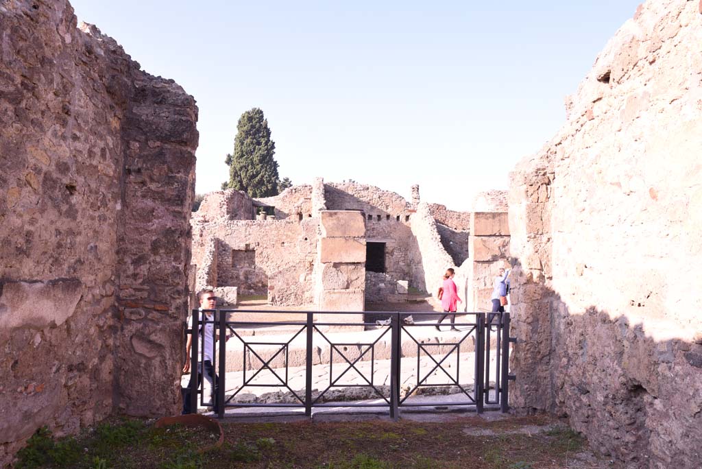 I.4.11 Pompeii. October 2019. Looking west across bar-room towards entrance onto Via Stabiana.
Foto Tobias Busen, ERC Grant 681269 DÉCOR.
