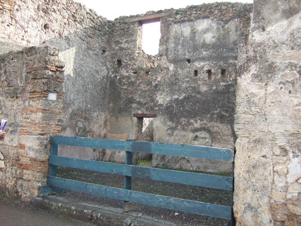 I.4.18 Pompeii. December 2005. Entrance on Via dellAbbondanza. Looking south.
Della Corte thought this would be the shop and dwelling of the Sabinus that acclaimed his neighbour M. Epidio Sabino, on the right pilaster of I.4.17:
Sabinus dissignator cum plausu facit (part of CIL IV 768, see I.4.17).
See Della Corte, M., 1965.  Case ed Abitanti di Pompei. Napoli: Fausto Fiorentino, p. 255.
