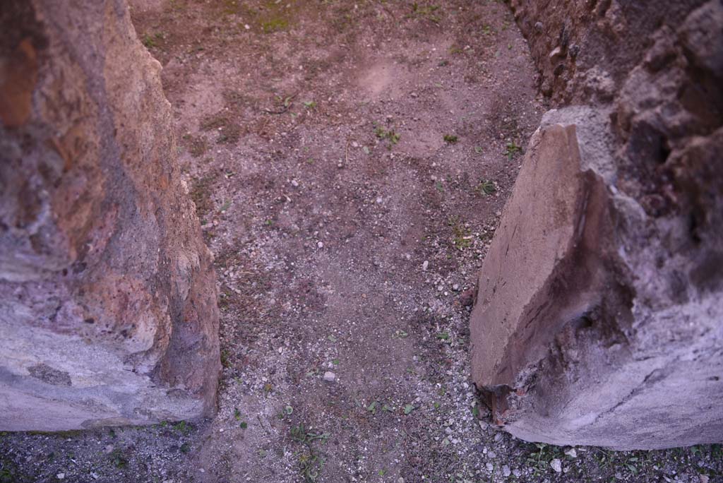 I.4.18 Pompeii. October 2019. Doorway from workshop, into rear room, detail.
Foto Tobias Busen, ERC Grant 681269 DCOR.
