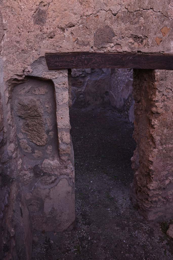 I.4.18 Pompeii. October 2019. Niche in north-west corner, on west side of doorway into workshop.
Foto Tobias Busen, ERC Grant 681269 DCOR.
