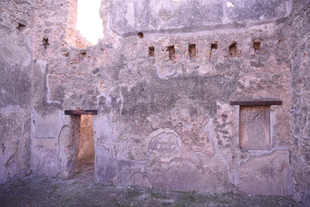 I.4.18 Pompeii. October 2019. Looking towards south wall of workshop with doorway to rear room, and niche.
Foto Tobias Busen, ERC Grant 681269 DCOR.
