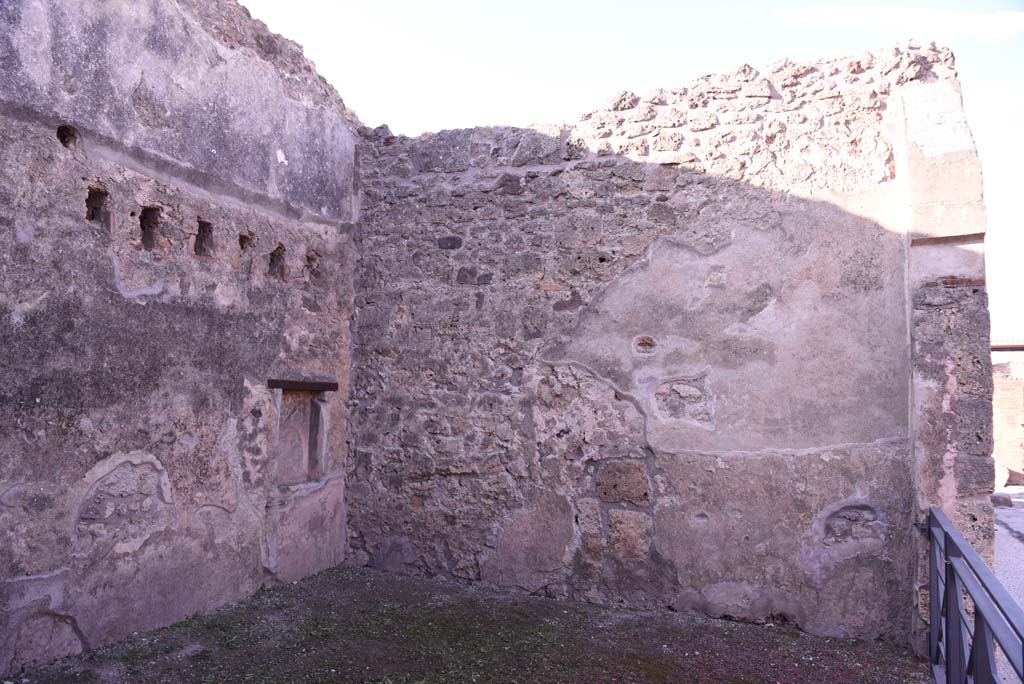 I.4.18 Pompeii. October 2019. Looking across workshop towards south-west corner, with niche in south wall.
Foto Tobias Busen, ERC Grant 681269 DCOR.


