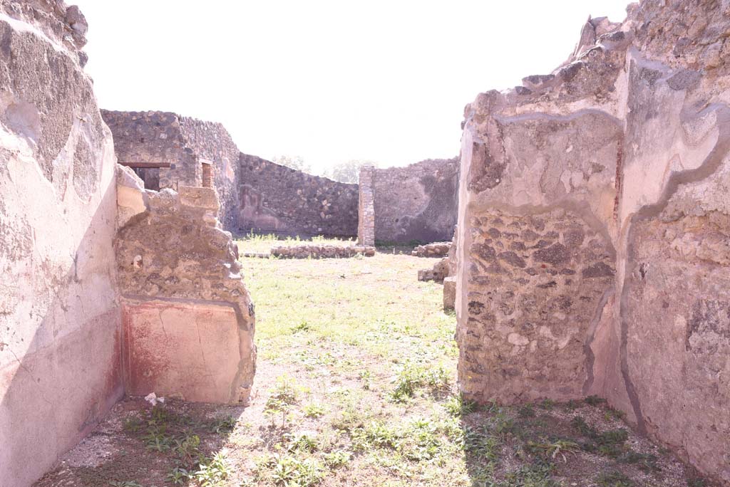 I.4.22 Pompeii. October 2019. South wall with doorway to atrium.
Foto Tobias Busen, ERC Grant 681269 DCOR.

