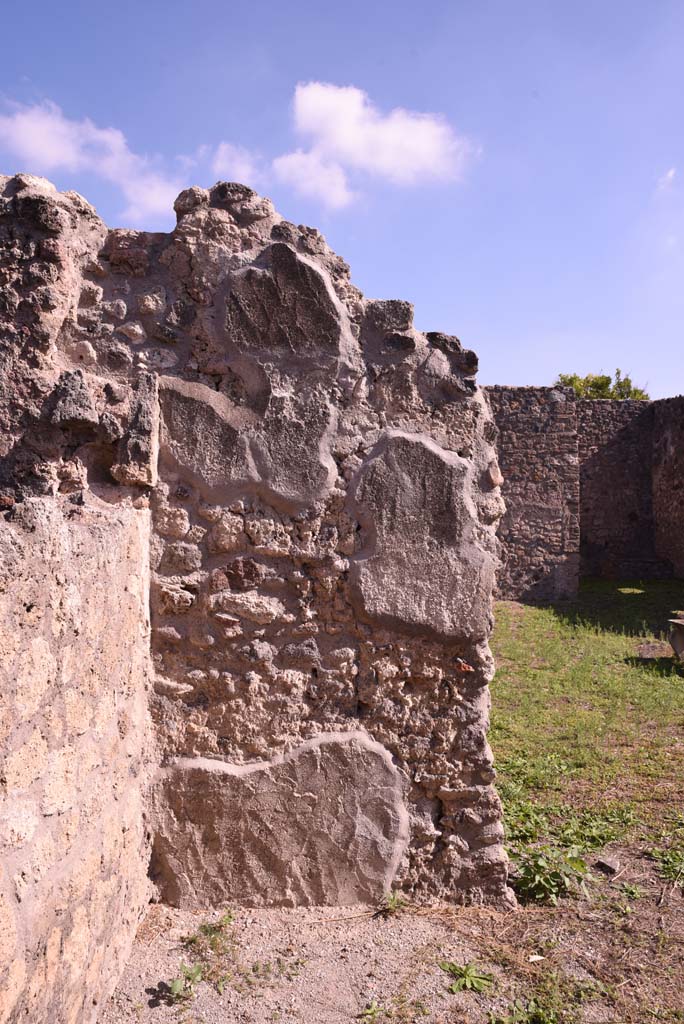 I.4.22 Pompeii. October 2019. Detail from east wall in north-east corner of room d.
Foto Tobias Busen, ERC Grant 681269 DCOR.
