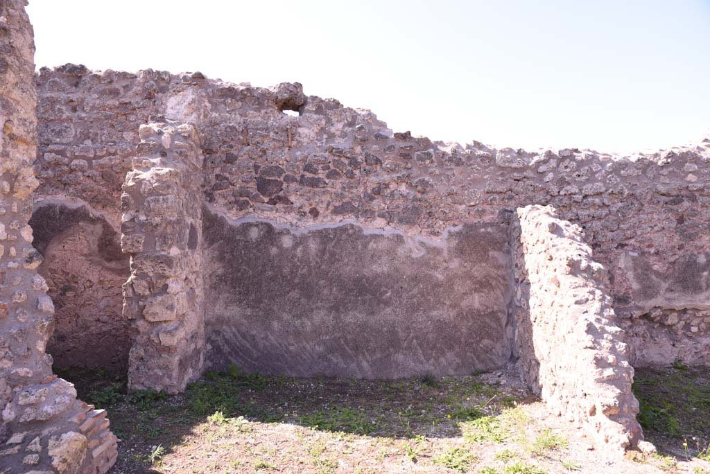 I.4.22 Pompeii. October 2019. Looking west into west ala, e, with doorway to room n, on left.
Foto Tobias Busen, ERC Grant 681269 DCOR.
