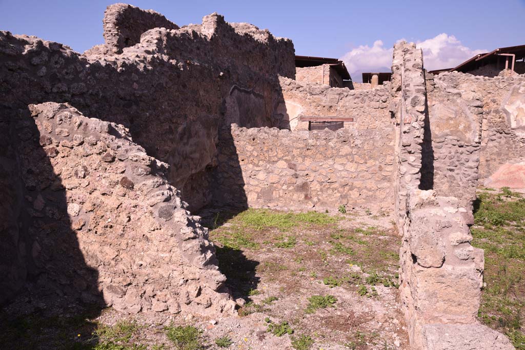 I.4.22 Pompeii. October 2019. North wall of room e, looking through doorway into room d.
Foto Tobias Busen, ERC Grant 681269 DCOR.
