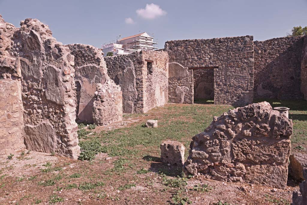 I.4.22 Pompeii. October 2019. Looking east across atrium towards room f, from room d.
Foto Tobias Busen, ERC Grant 681269 DCOR.
