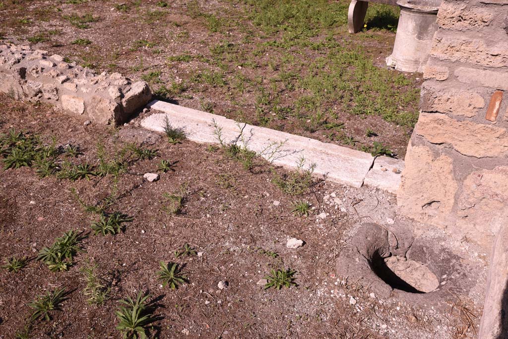 I.4.22 Pompeii. October 2019. Room k/l, threshold from courtyard to atrium in north wall, with cistern-mouth, on right.
Foto Tobias Busen, ERC Grant 681269 DCOR.
