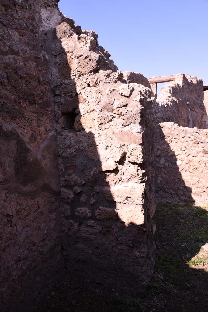I.4.22 Pompeii. October 2019. Room n, north-west corner, and doorway to room e.
Foto Tobias Busen, ERC Grant 681269 DCOR.
