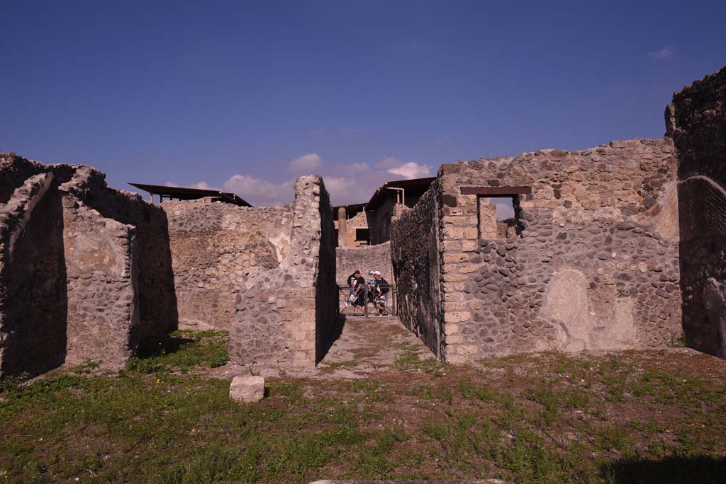 I.4.22 Pompeii. October 2019. Looking north from atrium towards entrance corridor, with room “c”, on left.
According to PPM, the wide and shallow atrium, flanked by alae, did not have a tablinum. 
Foto Tobias Busen, ERC Grant 681269 DÉCOR.


