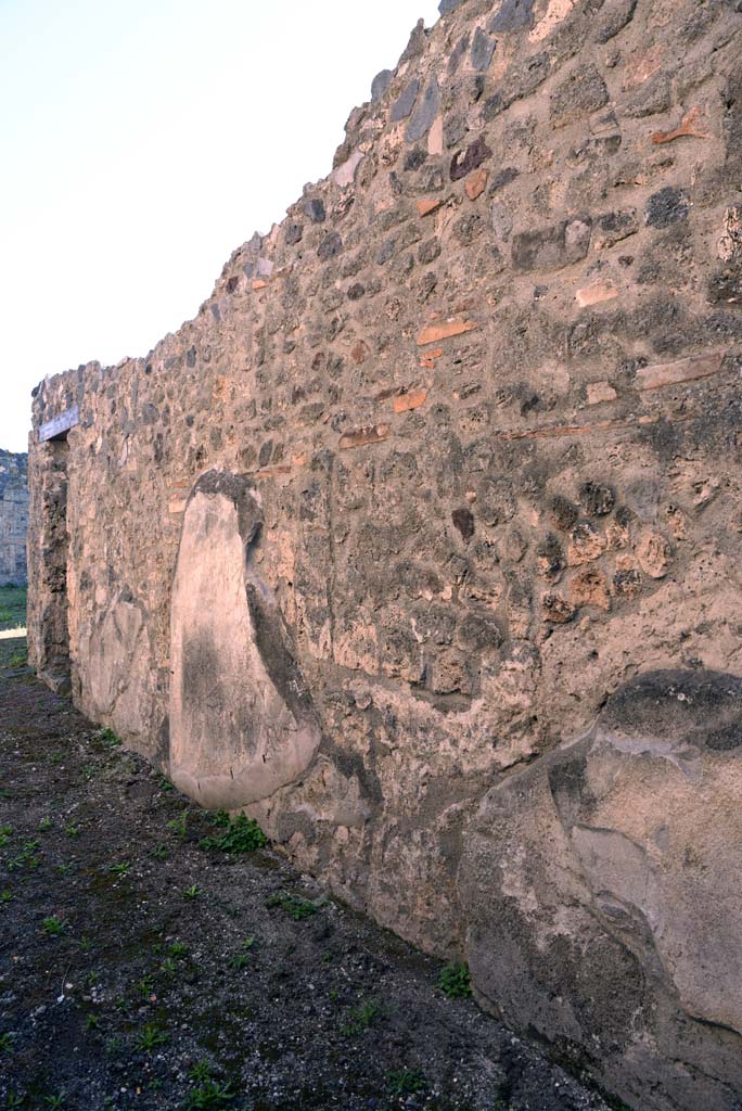 I.4.25/I.4.5 Pompeii. October 2019. 
Entrance corridor/fauces 3, looking east along south wall of entrance corridor.
Foto Tobias Busen, ERC Grant 681269 DCOR.
