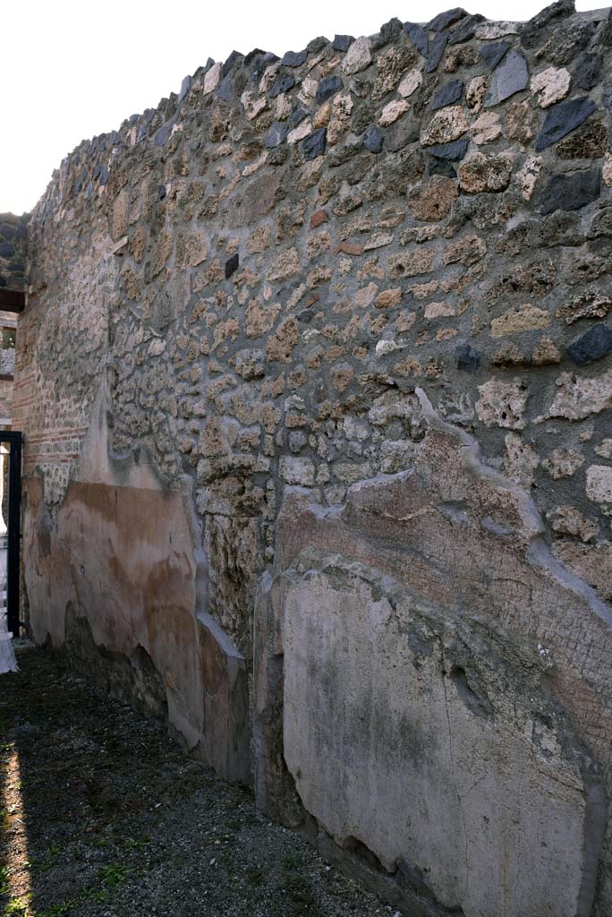 I.4.25/I.4.5 Pompeii. October 2019. Entrance corridor/fauces 3, looking west along north wall. 
Foto Tobias Busen, ERC Grant 681269 DCOR.
