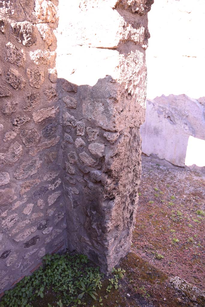 I.4.25/I.4.5 Pompeii. October 2019. Small room 5, detail from north-west corner. 
Foto Tobias Busen, ERC Grant 681269 DCOR.

