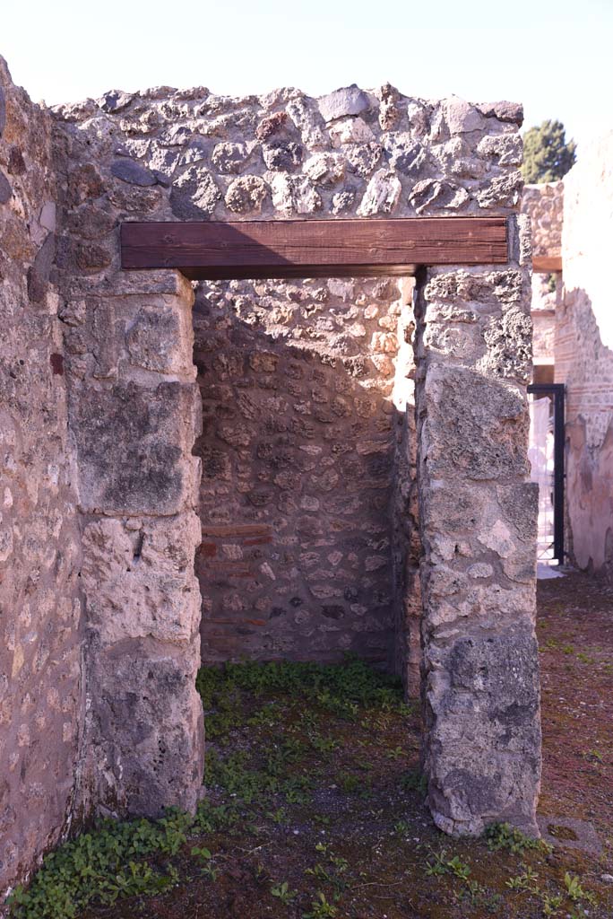 I.4.25/I.4.5 Pompeii. October 2019. Doorway to room 5, in south-west corner of atrium 6.
Foto Tobias Busen, ERC Grant 681269 DCOR.
