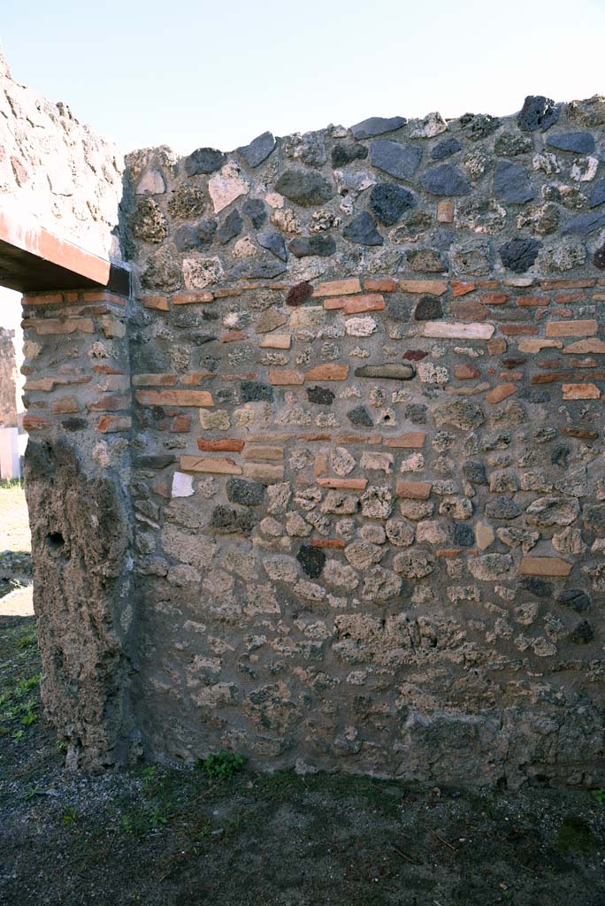 I.4.25/1.4.5 Pompeii. October 2019. Cubiculum 7, looking towards east wall in north-east corner.
Foto Tobias Busen, ERC Grant 681269 DCOR.
