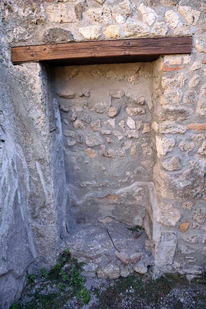 I.4.25/1.4.5 Pompeii. October 2019. Cubiculum 8, recess/niche in east wall.
Foto Tobias Busen, ERC Grant 681269 DCOR.
