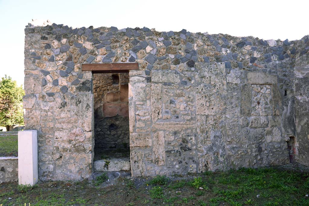 I.4.25/1.4.5 Pompeii. October 2019. South ala 12, east wall with doorway to room 16.
Foto Tobias Busen, ERC Grant 681269 DCOR.
