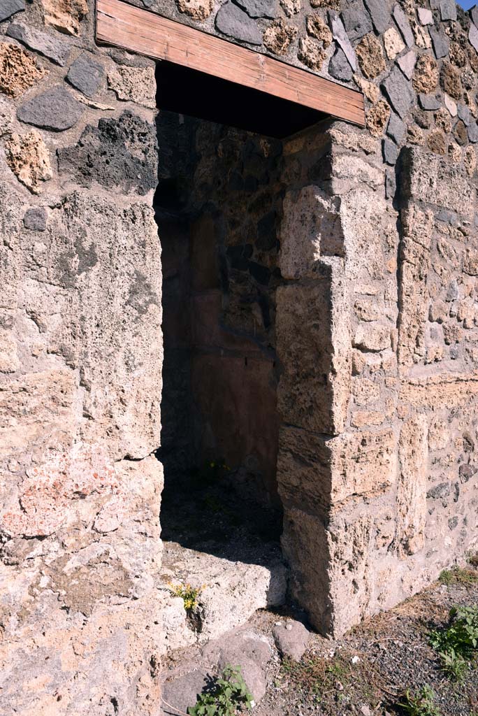 I.4.25/1.4.5 Pompeii. October 2019. Room 16, entrance doorway, from east side of Atrium 6.
Foto Tobias Busen, ERC Grant 681269 DCOR.
