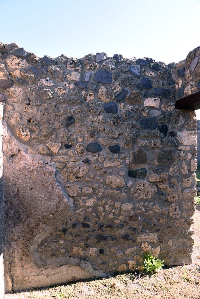 I.4.25/1.4.5 Pompeii. October 2019. 
Cubiculum 9, east wall with doorway in south-east corner to atrium 6.
Foto Tobias Busen, ERC Grant 681269 DCOR.
