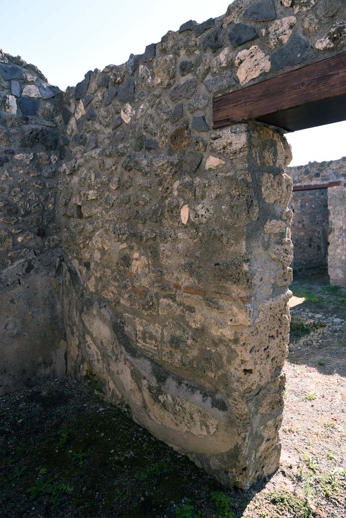 I.4.25/1.4.5 Pompeii. October 2019. Cubiculum 10, south-east corner and south wall.
Foto Tobias Busen, ERC Grant 681269 DCOR.


