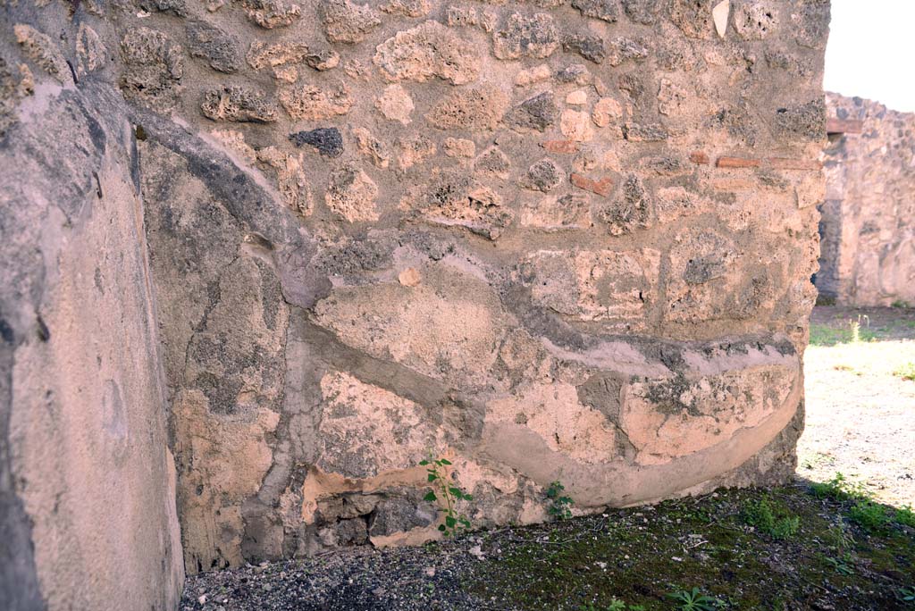 I.4.25/1.4.5 Pompeii. October 2019. Cubiculum 10, south wall, with doorway to atrium 6, on right.
Foto Tobias Busen, ERC Grant 681269 DCOR.

