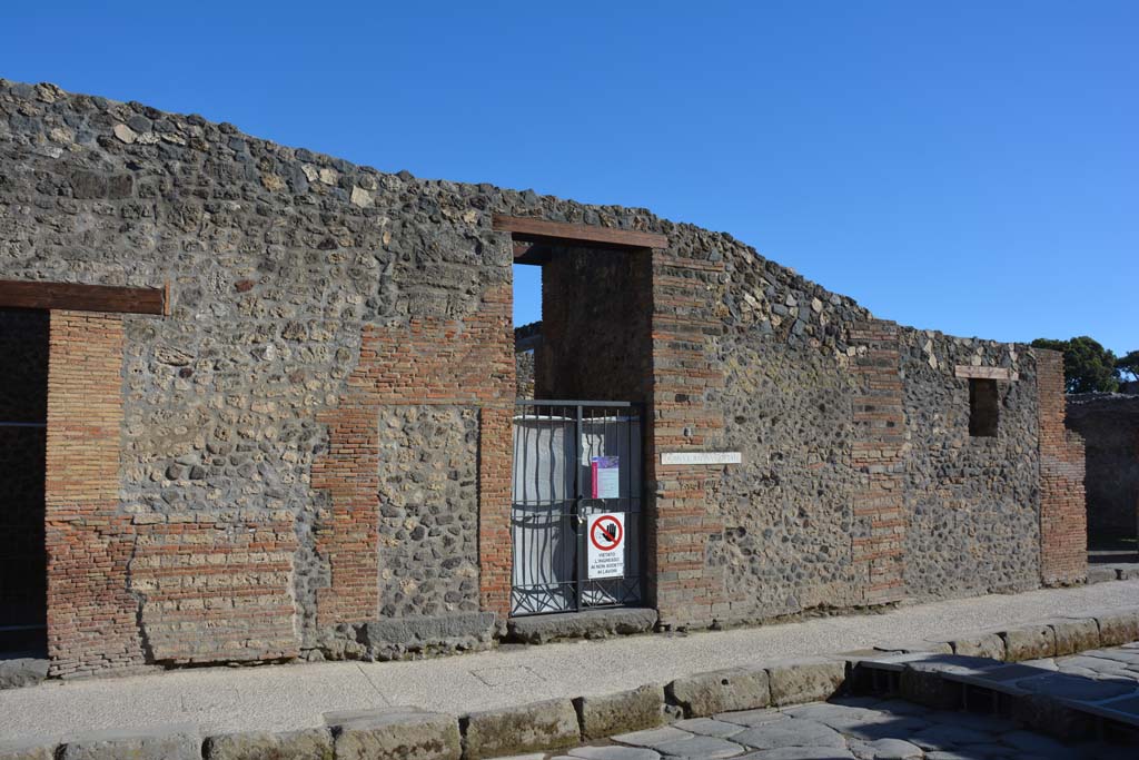 I.4.25 Pompeii. May 2019. Looking south towards front façade and entrance doorway, with I.4.26, on left, and I.4.24, on right.
Foto Tobias Busen, ERC Grant 681269 DÉCOR.
