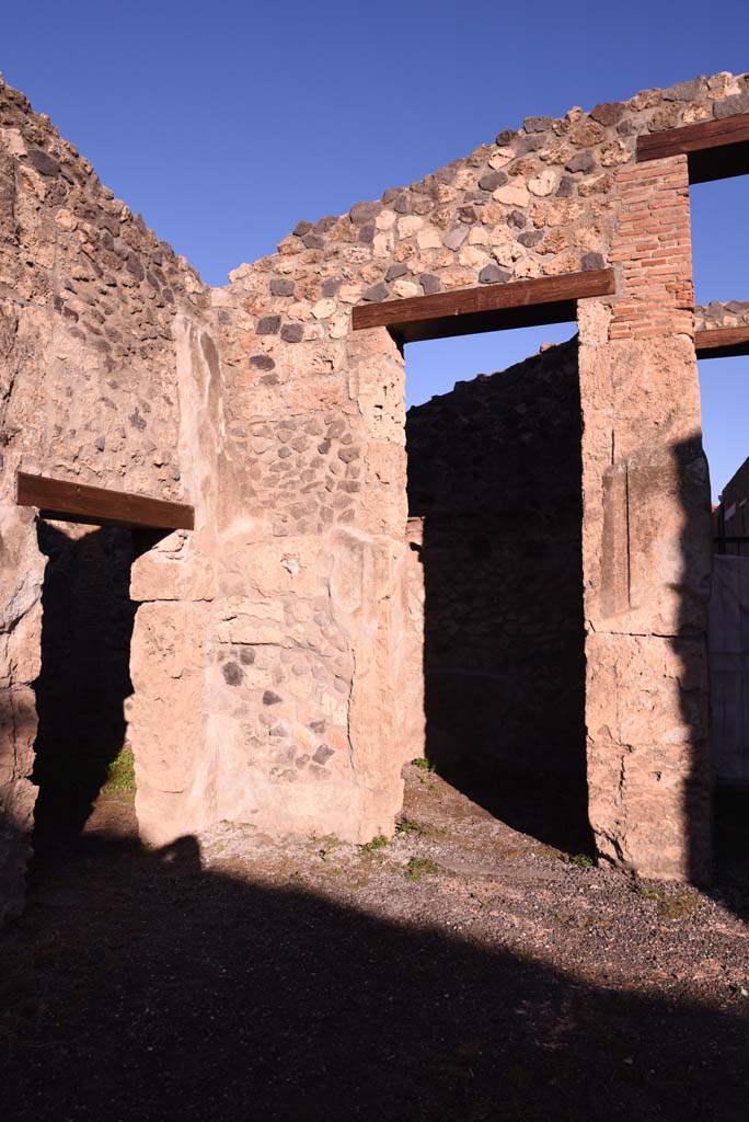 I.4.25 Pompeii. October 2019. Doorway to room 48, on west side of entrance corridor.
Foto Tobias Busen, ERC Grant 681269 DÉCOR.
