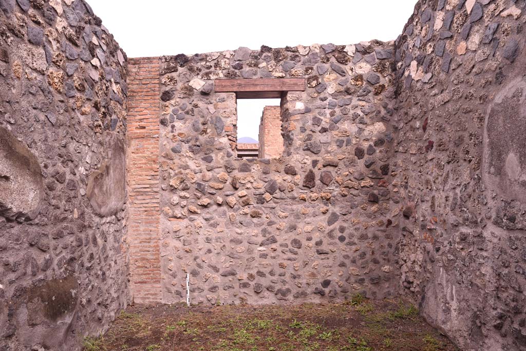 I.4.25 Pompeii. September 2019. Room 49, looking towards north wall with window overlooking Via dell’Abbondanza.
Foto Tobias Busen, ERC Grant 681269 DÉCOR