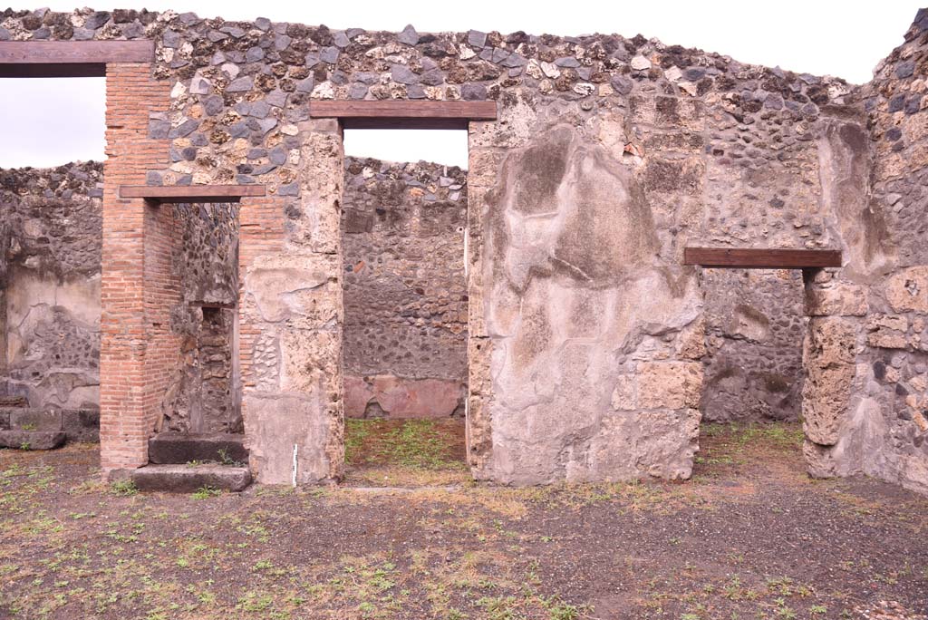 I.4.25 Pompeii. September 2019.
Room 47, doorways on west side of atrium, room 51, on left, steps above room 50 and a doorway, centre left, and to room 49, on right.
Foto Tobias Busen, ERC Grant 681269 DÉCOR.