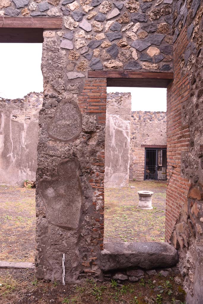 I.4.25 Pompeii. September 2019. Room 50, east wall with rear of steps in south-east corner.
Foto Tobias Busen, ERC Grant 681269 DÉCOR