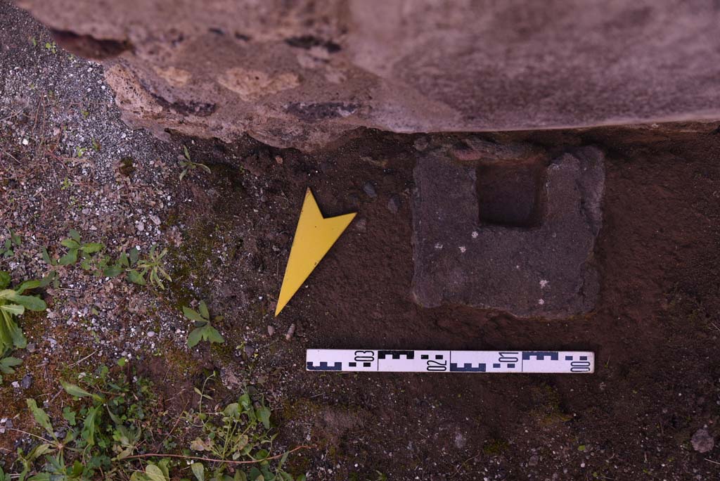I.4.25 Pompeii. October 2019. Room 50, door frame support/pivot found near south wall.
Foto Tobias Busen, ERC Grant 681269 DÉCOR