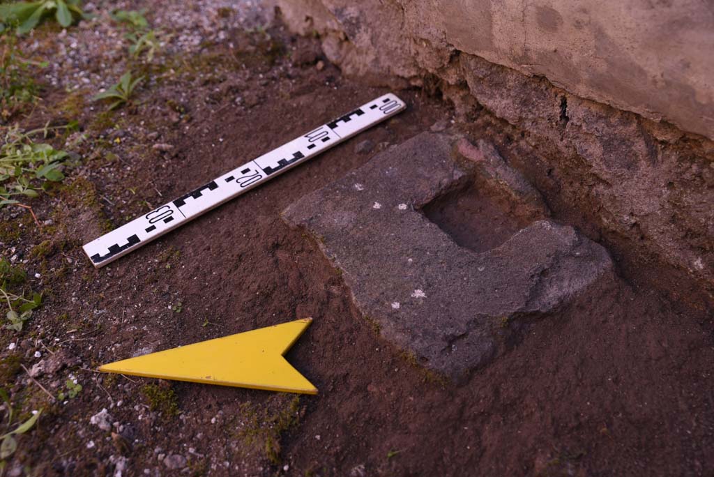 I.4.25 Pompeii. October 2019. Room 50, detail of square door frame support/pivot found near south wall.
Foto Tobias Busen, ERC Grant 681269 DÉCOR